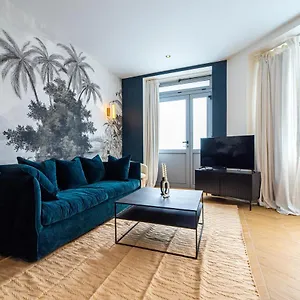 Lovely Close To Eiffel Tower Paris